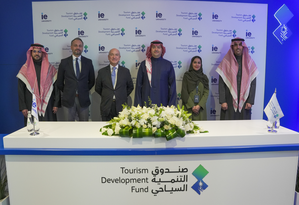 صندوق التنمية السياحي يوقع مذكرة تفاهم مع جامعة (IE) في إسبانيا لتقديم برامج تعليمية وتدريبية لمنسوبيه
